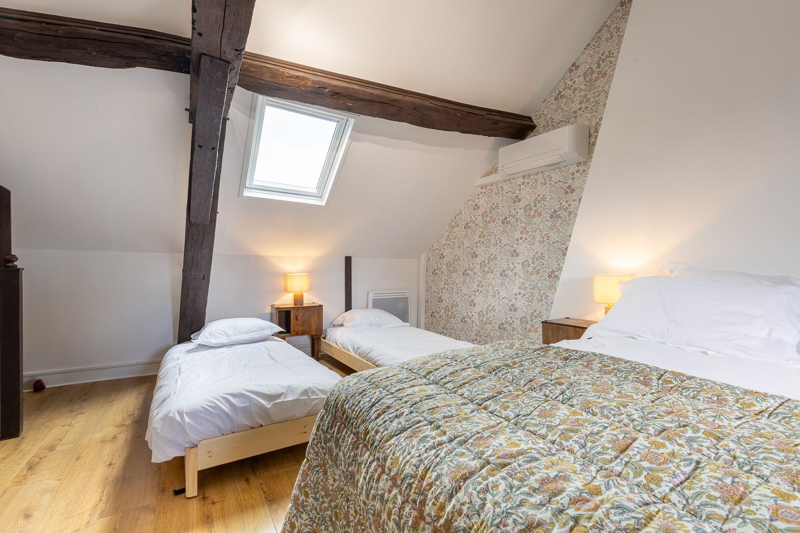 Chambre sous les toits avec plusieurs lits simples